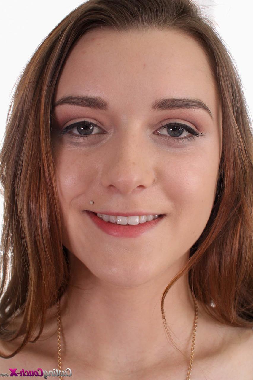 18P A adolescente morena Alex Mae mostra seus peitos minúsculos e abre sua vagina em um solo