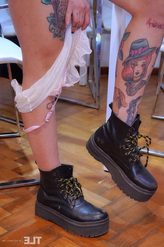 16P A adolescente tatuada Lucia A brinca com sua buceta e seu cu durante a ação solo