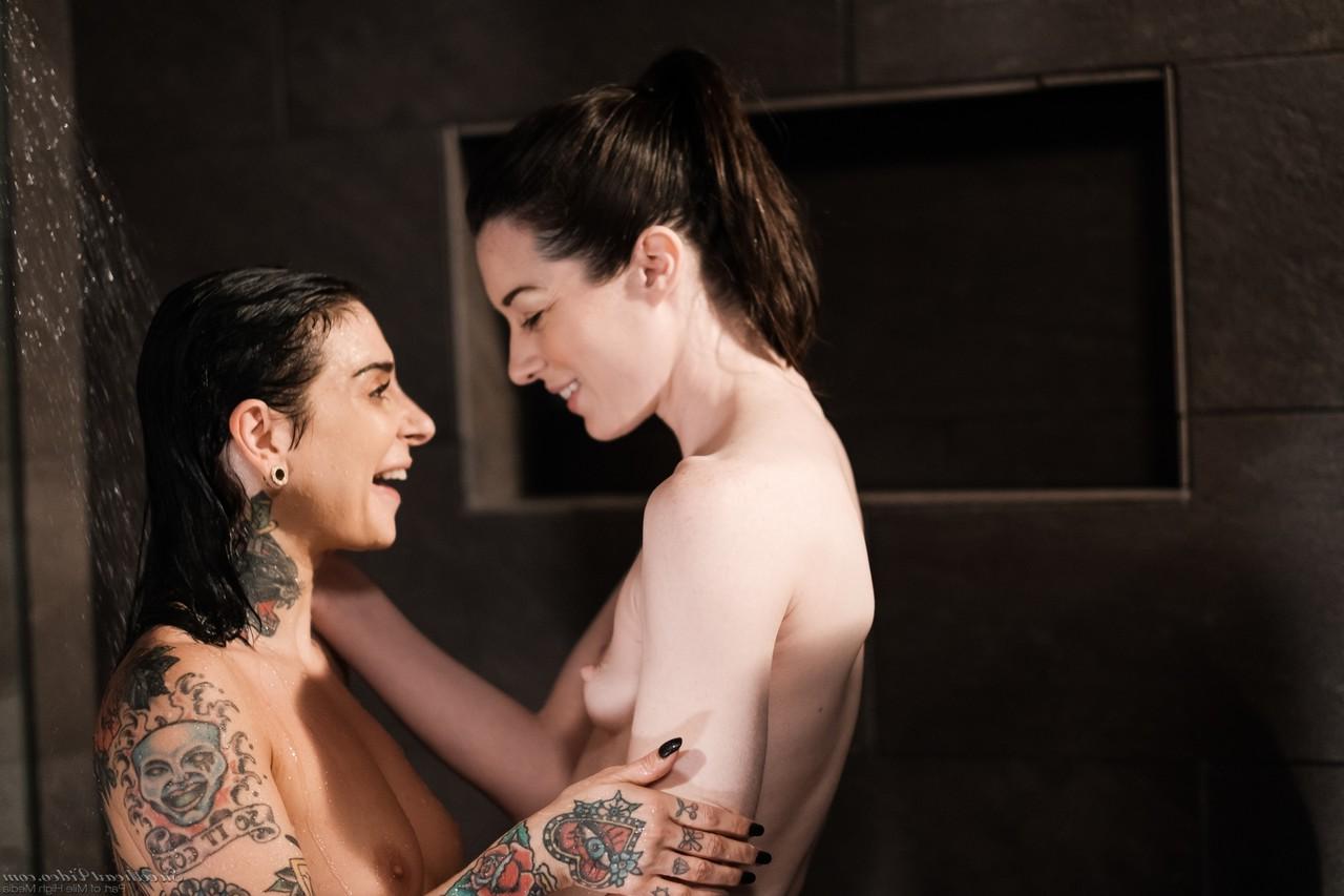 15P A garota tatuada Joanna Angel faz sexo lésbico no chuveiro com Stoya