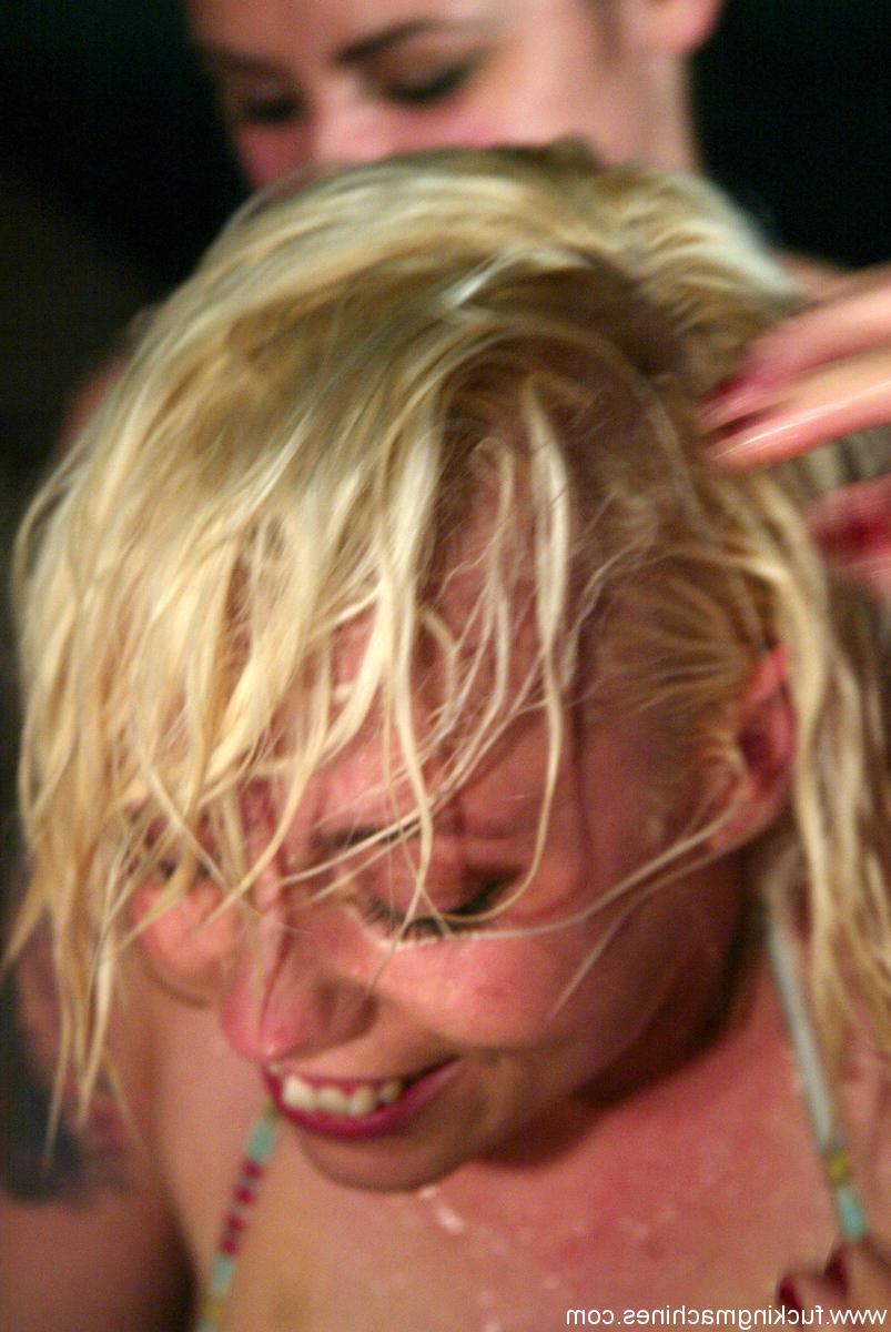 19P Loira MILF Lorelei Lee recebe sua vulva recheada de água e brinquedos por seus amigos
