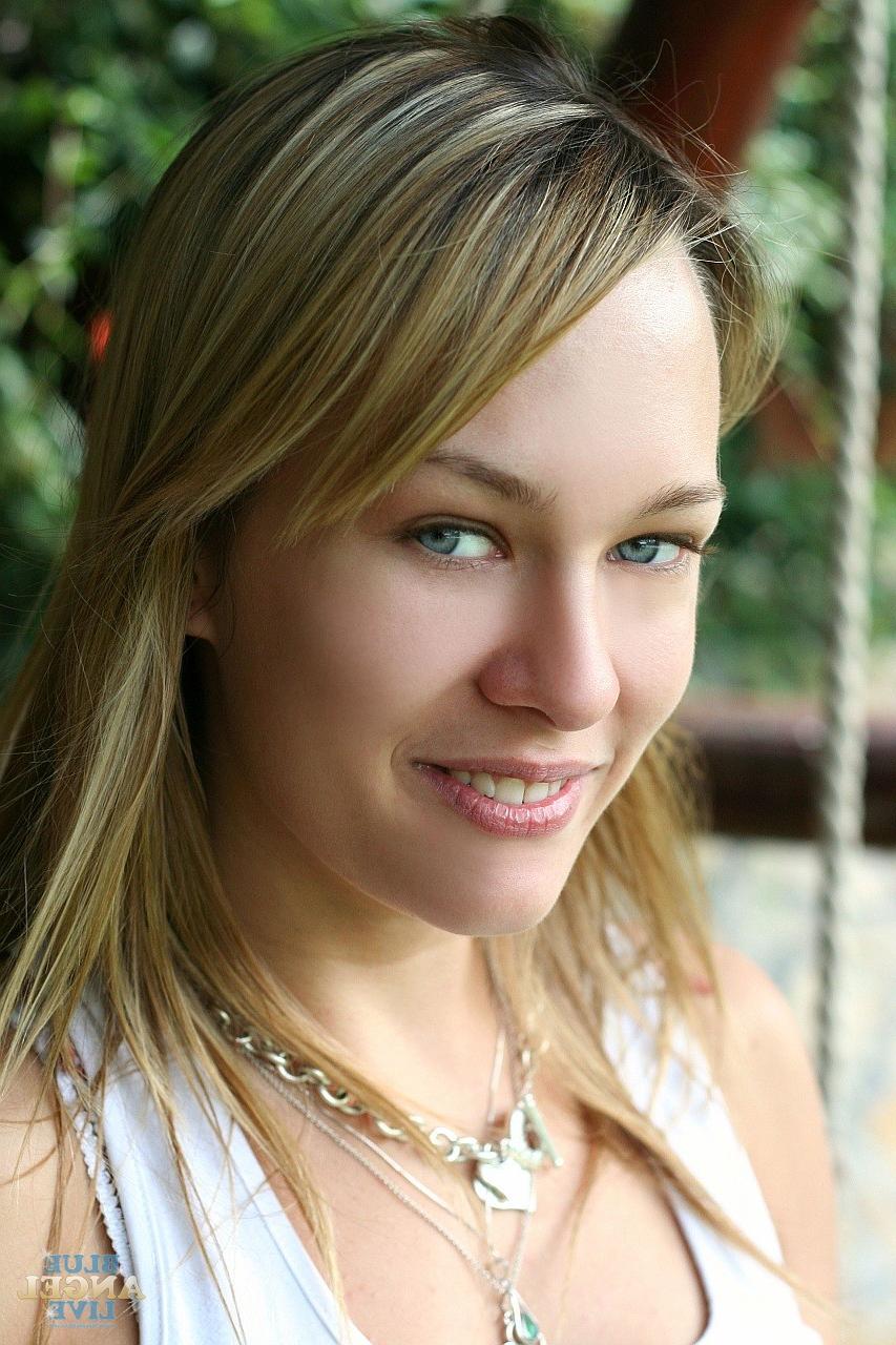 10P Rubia húngara de tetas naturales Blue Angel mostrando su cuerpo