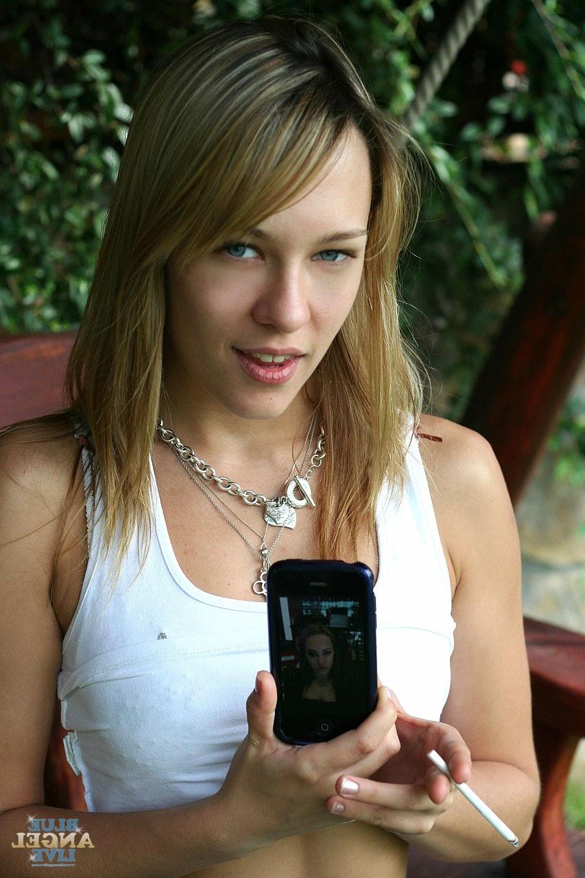 10P Rubia húngara de tetas naturales Blue Angel mostrando su cuerpo
