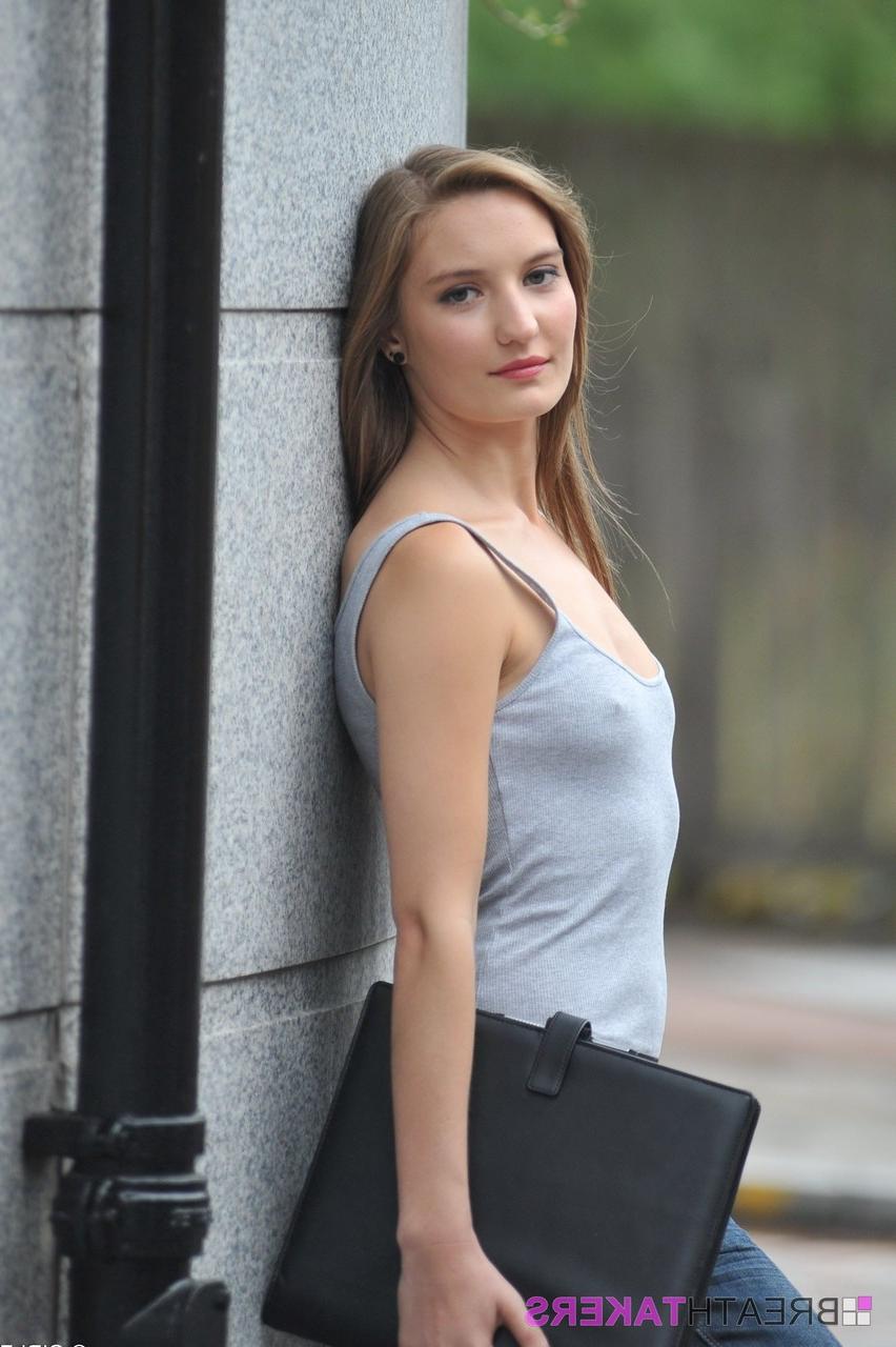 12P A menina bonita Alisha libera seus seios naturais enquanto usava jeans