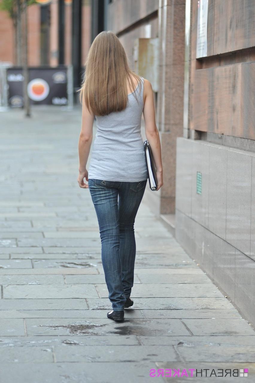 12P A menina bonita Alisha libera seus seios naturais enquanto usava jeans