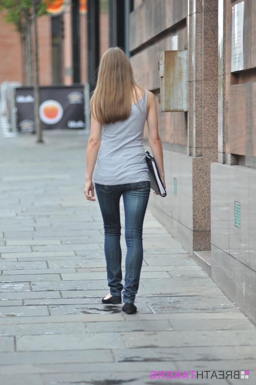 12P A menina bonita Alisha libera seus seios naturais enquanto usava jeans