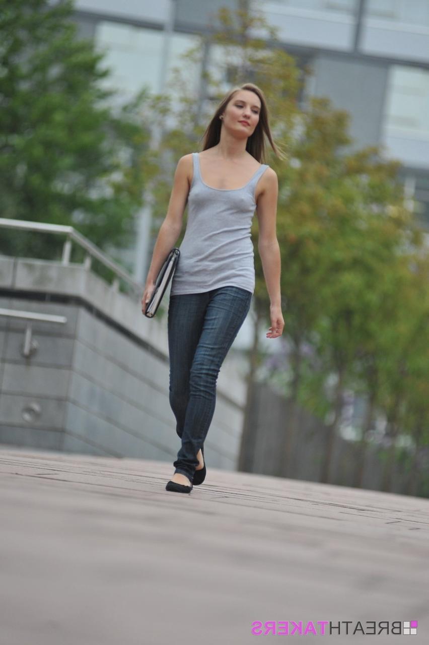 12P A menina bonita Alisha libera seus seios naturais enquanto usava jeans