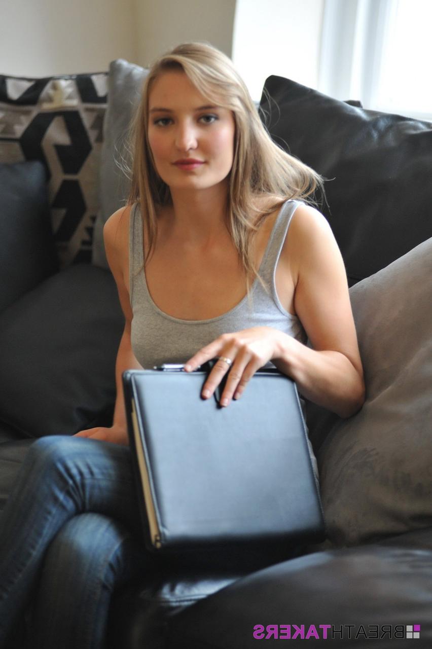 12P A menina bonita Alisha libera seus seios naturais enquanto usava jeans