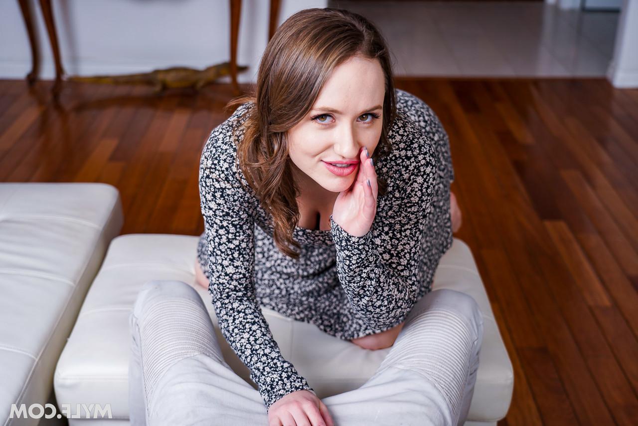 20P Totalmente natural MILF Lizzie Love é fodida com os dedos, lisa e gozei