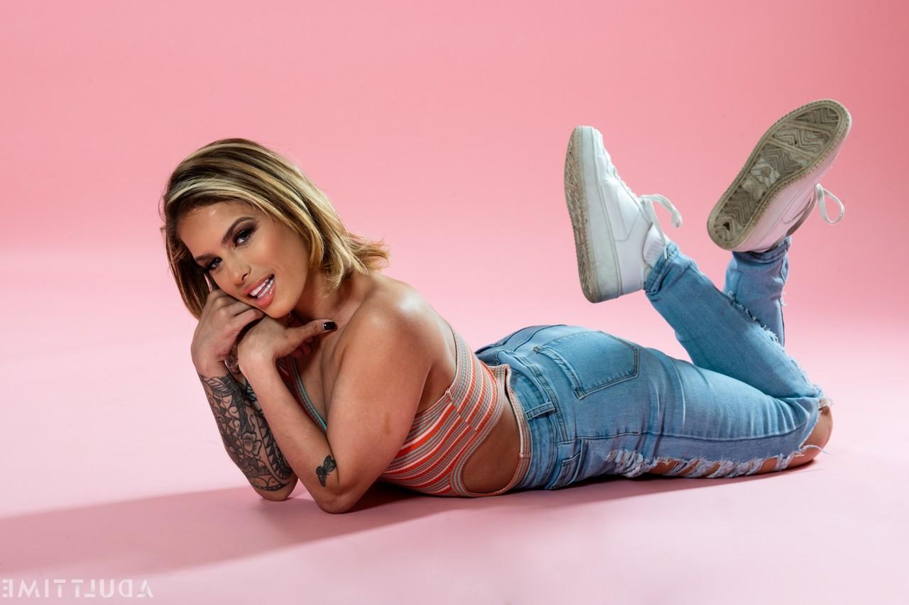 20P Inked MILF Jesse Pony removes her jeans and gets her twat eaten and fucked