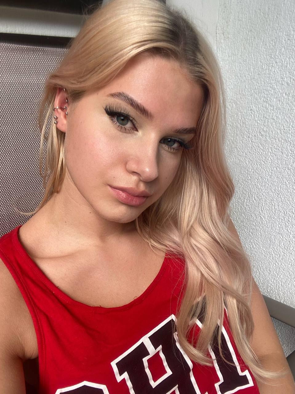 15P Glamorous amateur Blondie Wiki exposes her pretty face in a solo