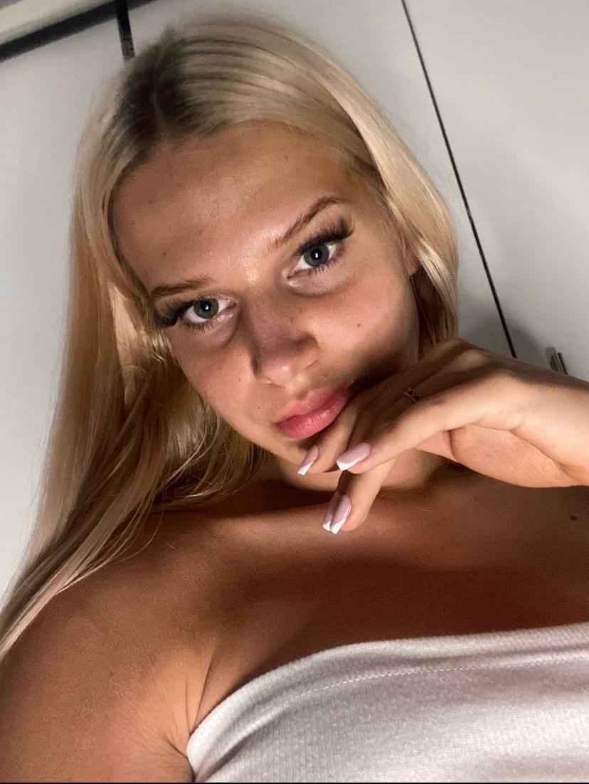 15P Glamorous amateur Blondie Wiki exposes her pretty face in a solo