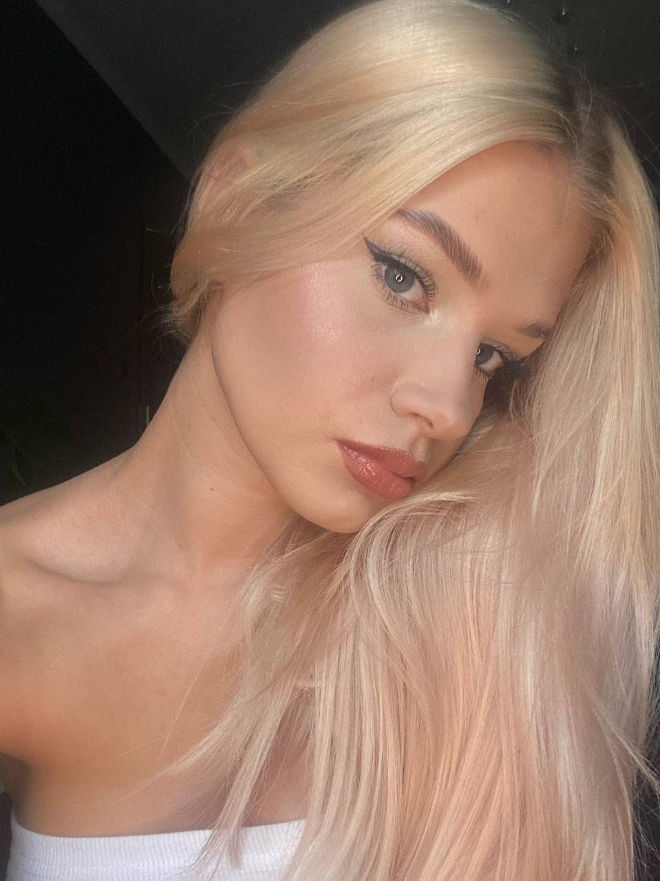 15P Glamorous amateur Blondie Wiki exposes her pretty face in a solo