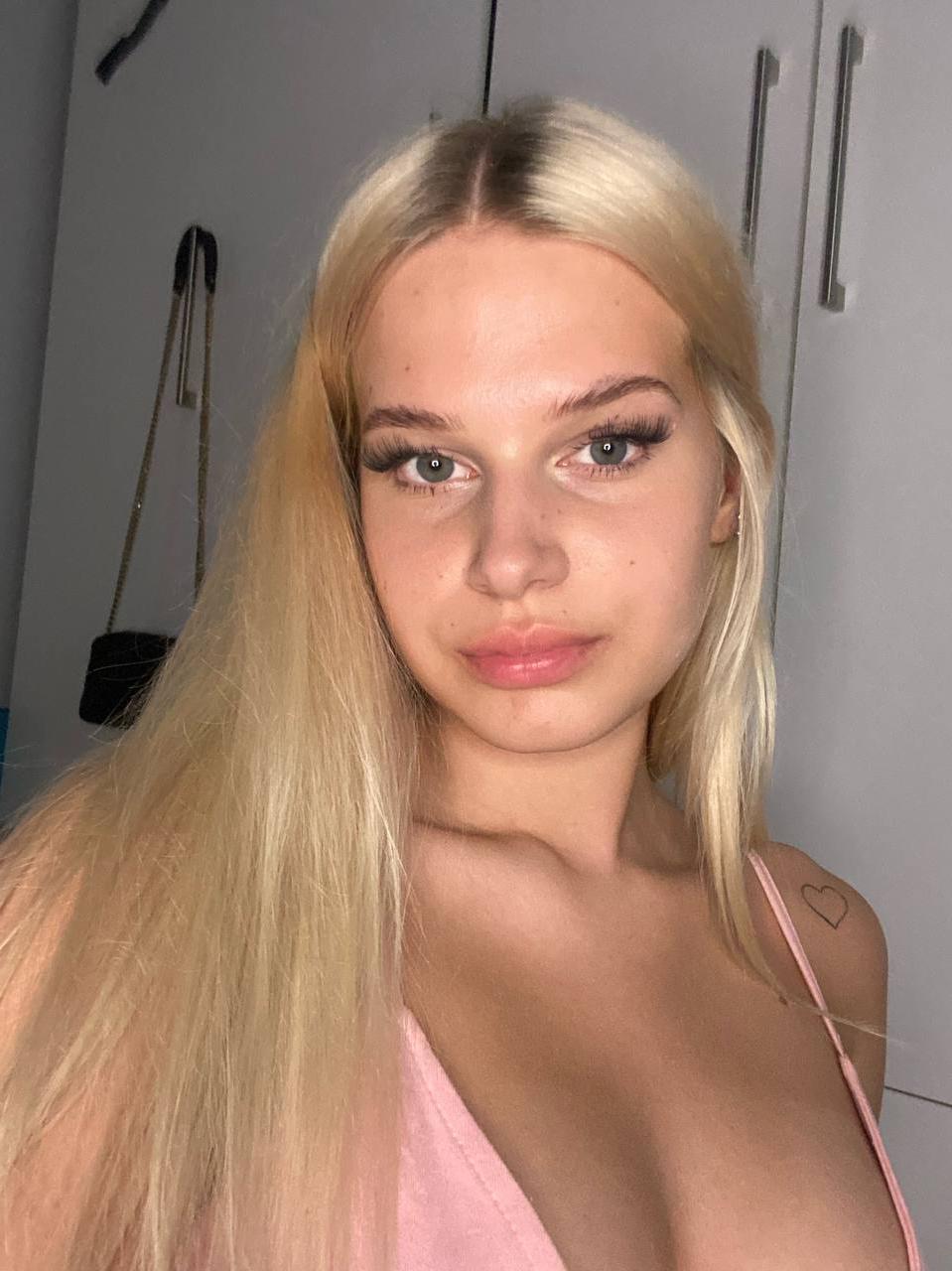 15P Glamorous amateur Blondie Wiki exposes her pretty face in a solo