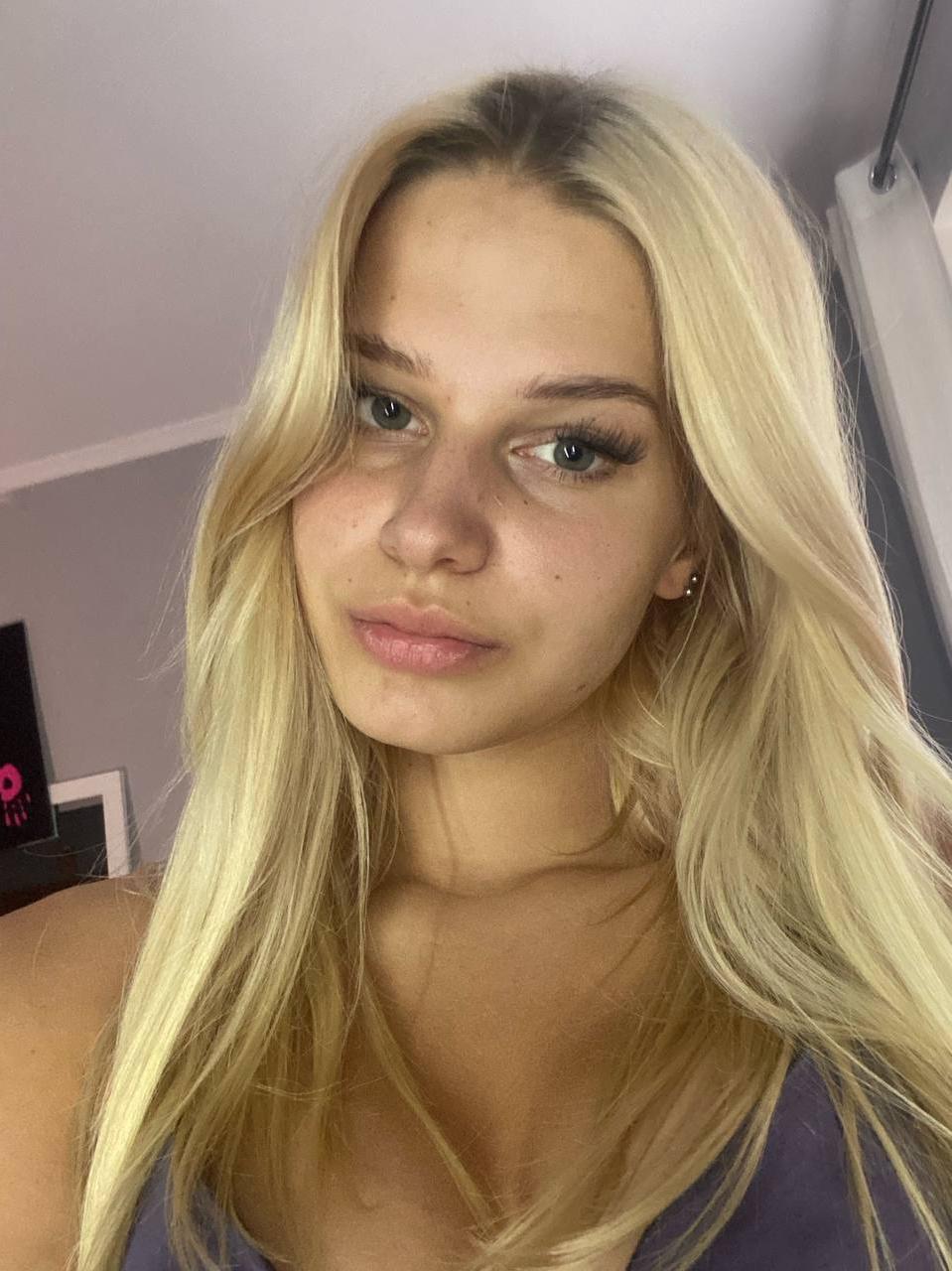 15P Glamorous amateur Blondie Wiki exposes her pretty face in a solo