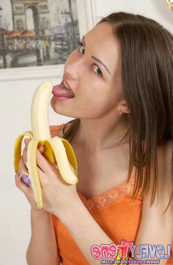 15P La joven delgada Lovely Irene se desnuda hasta quedar en calcetines mientras come un plátano