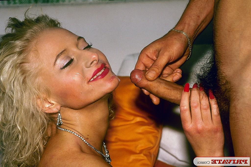 10P Modelo rubia vintage toma un bocado caliente en una sesión de sexo en grupo lasciva