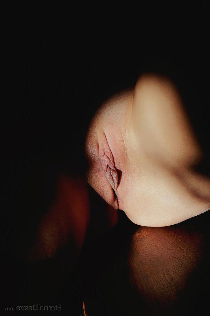 16P Die blonde Teenagerin Katrina modelt bei Solo-Action völlig nackt auf einem Stall