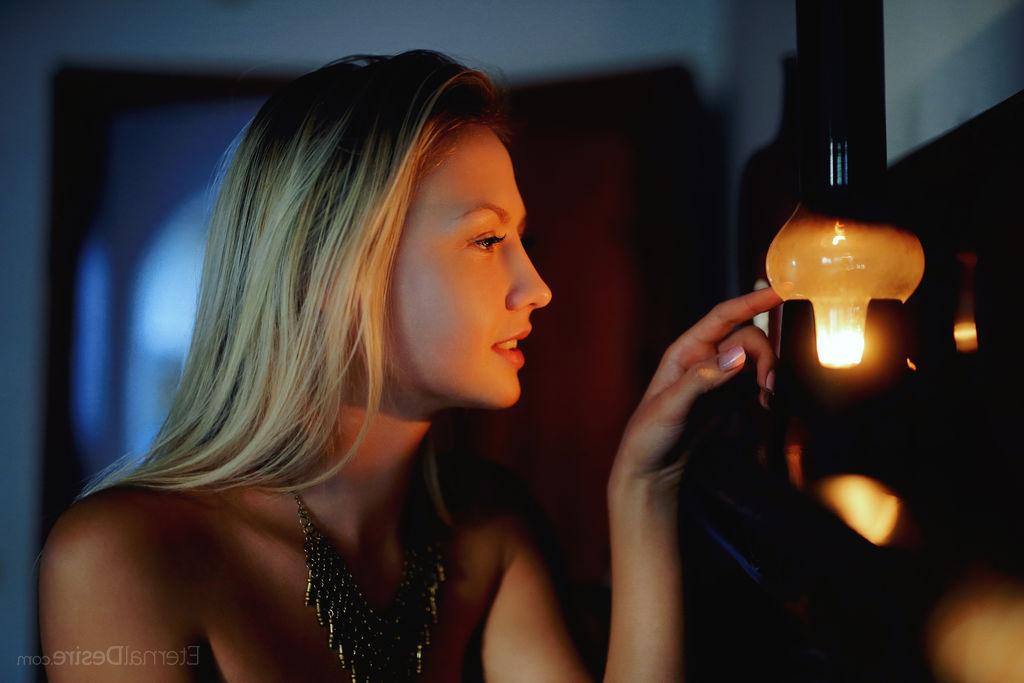 16P Die blonde Teenagerin Katrina modelt bei Solo-Action völlig nackt auf einem Stall