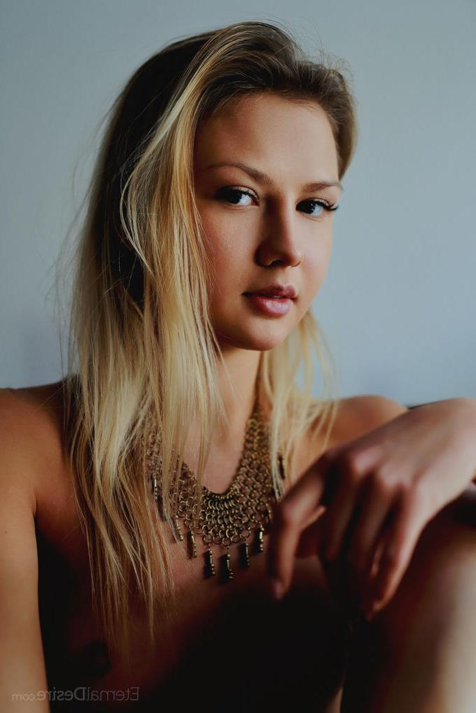 16P Die blonde Teenagerin Katrina modelt bei Solo-Action völlig nackt auf einem Stall