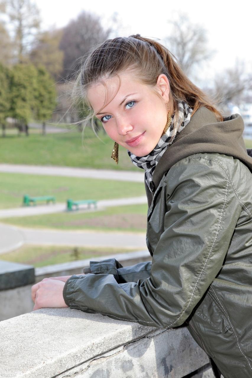 20P La séduisante jeune Anita C montre ses seins juteux et sa douce chatte rasée.