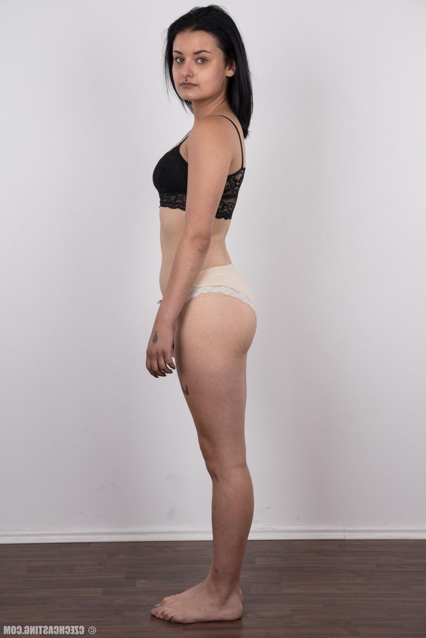 20P La morena Tereza se cruza de piernas sobre un taburete después de desnudarse