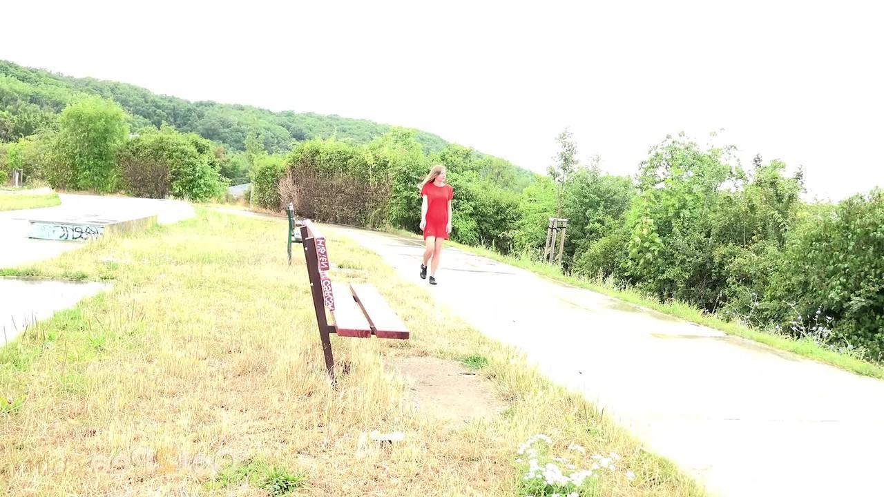 15P A garota loira Claudia Macc faz xixi na estrada enquanto caminha