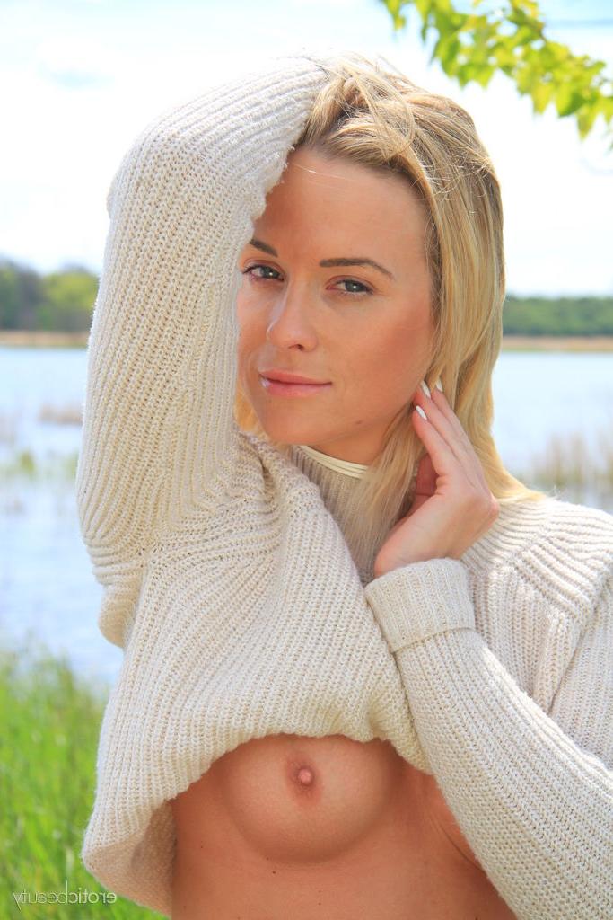 16P La jeune blonde Cristal Caitlin montre ses petits seins et sa chatte chauve près de l'eau.