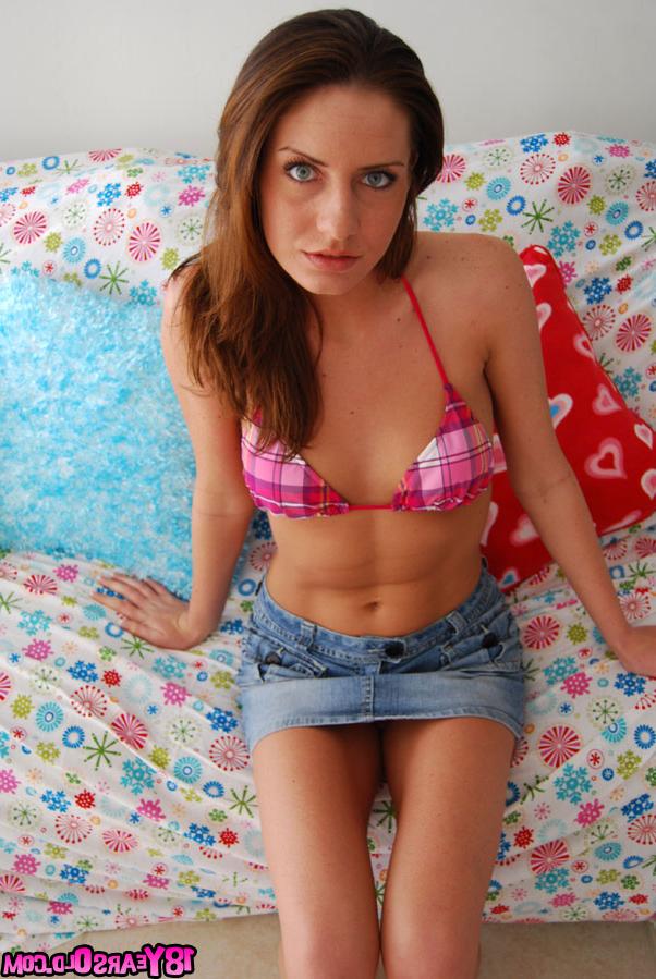 20P La sexy morena taylor mae muestra su suave culo y sus dedos en su coño calvo