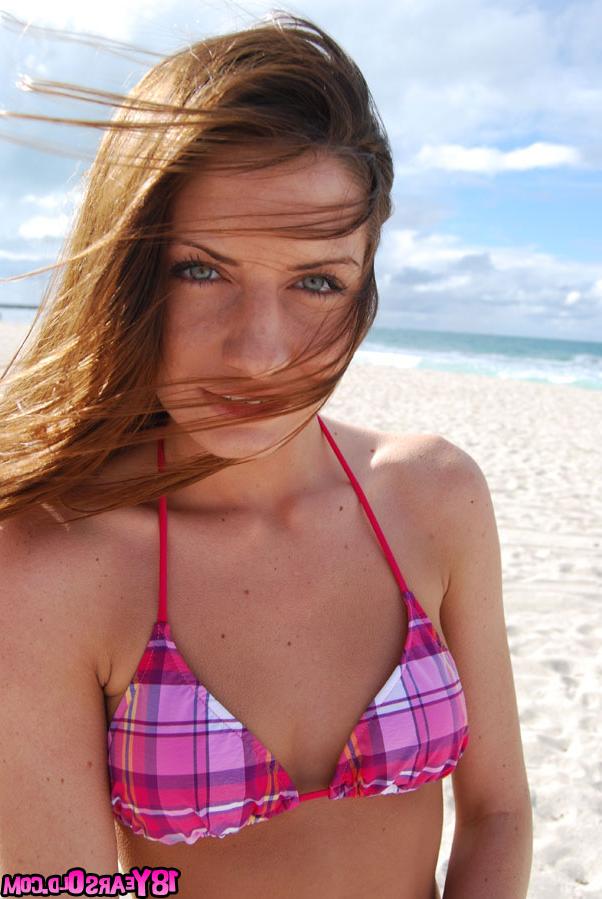 20P La sexy morena taylor mae muestra su suave culo y sus dedos en su coño calvo