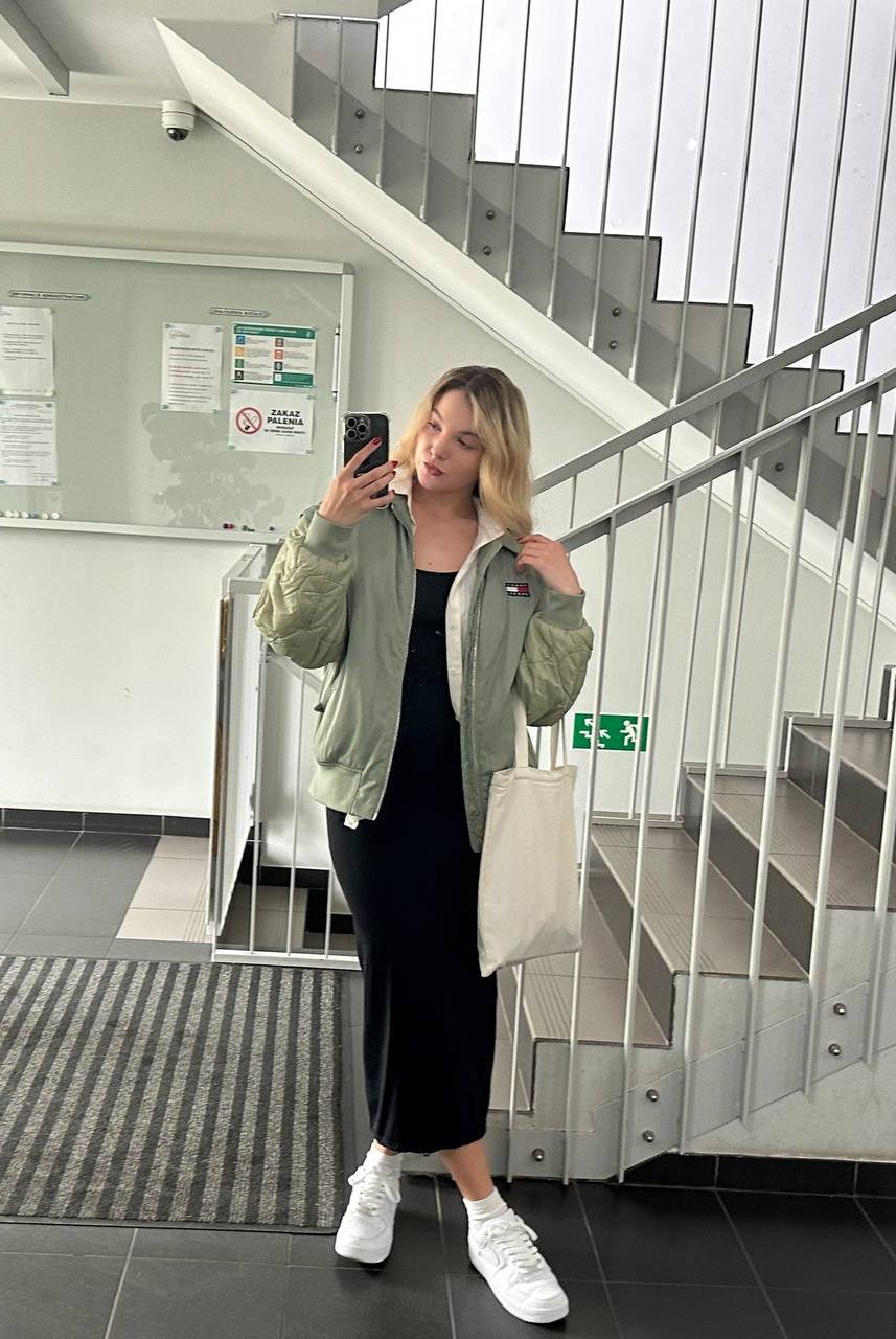13P Linda garota amadora All About Diana posando com suas roupas quentes em um solo