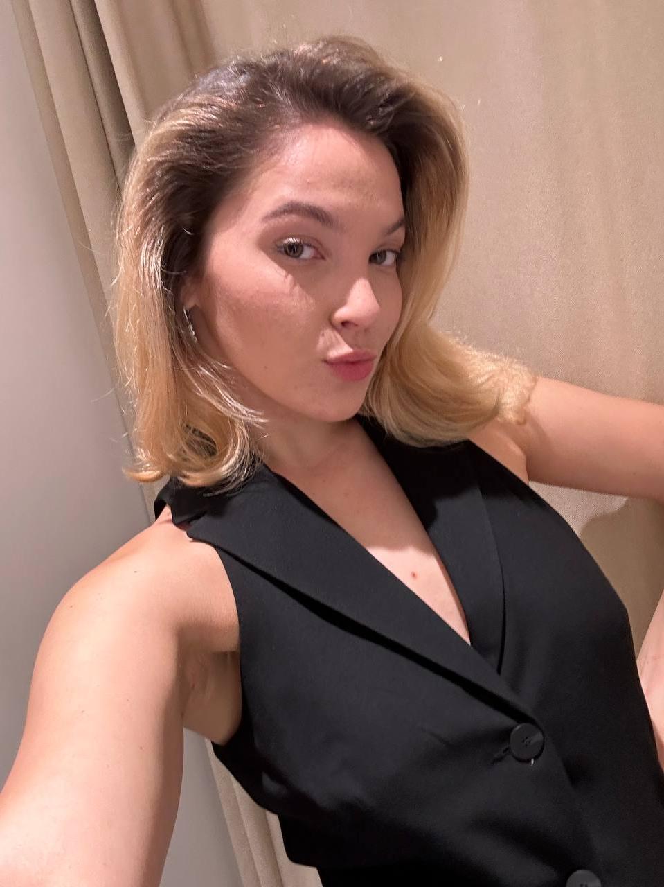 13P Linda garota amadora All About Diana posando com suas roupas quentes em um solo