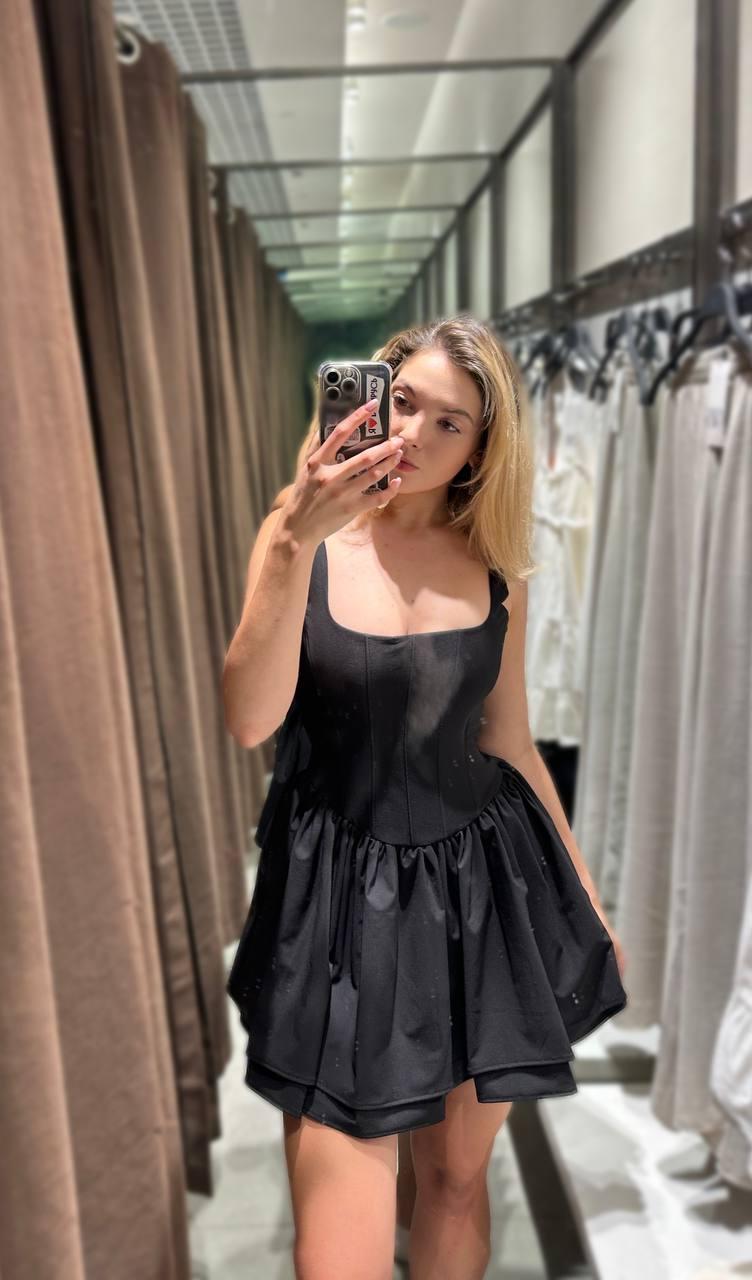 13P Linda garota amadora All About Diana posando com suas roupas quentes em um solo