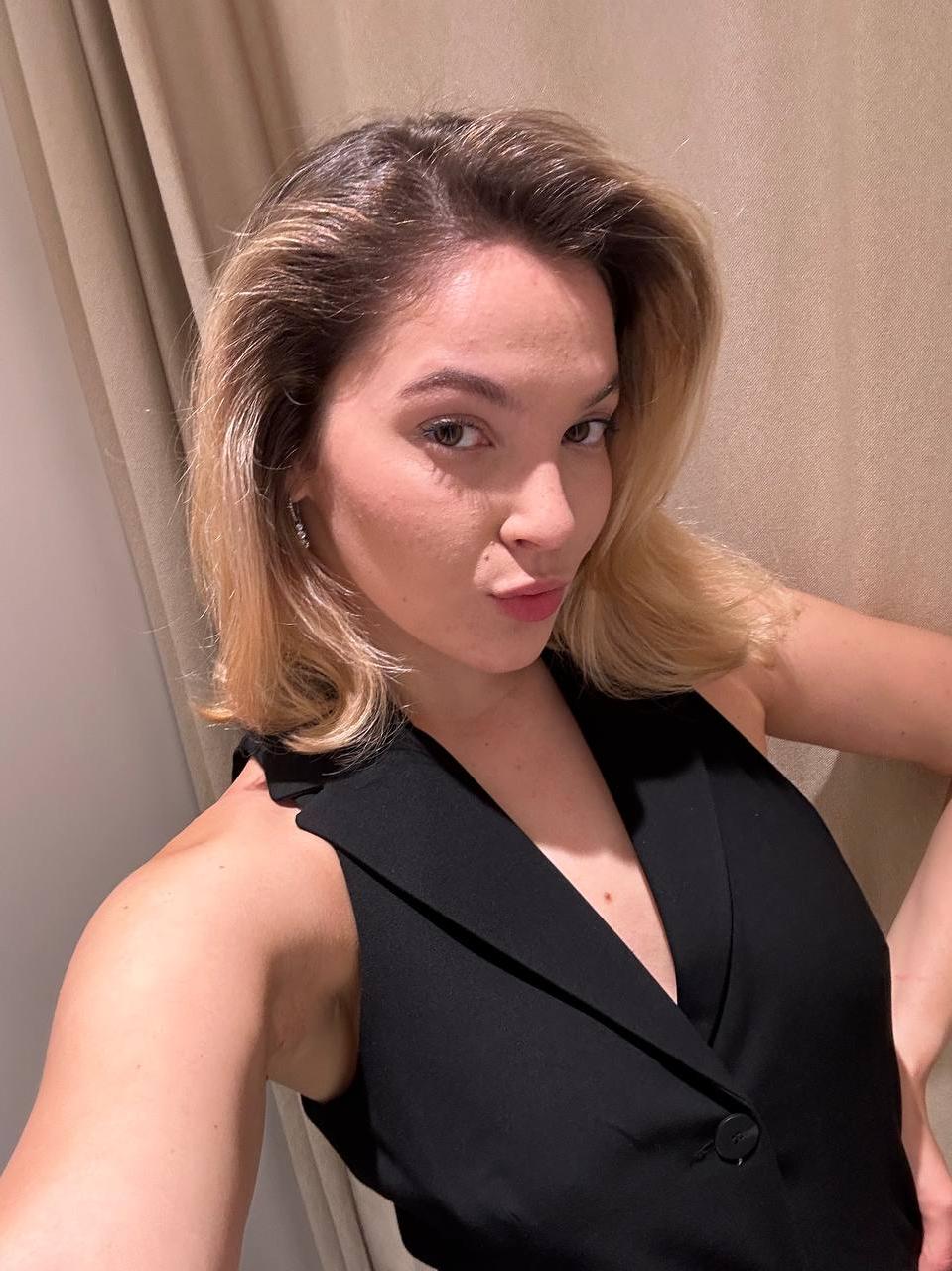 13P Linda garota amadora All About Diana posando com suas roupas quentes em um solo