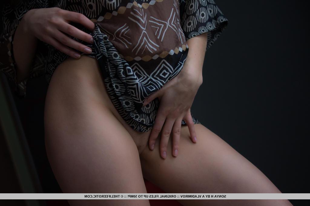 16P La guapa joven sonya h muestra su culo apretado y su hermoso coño desnuda
