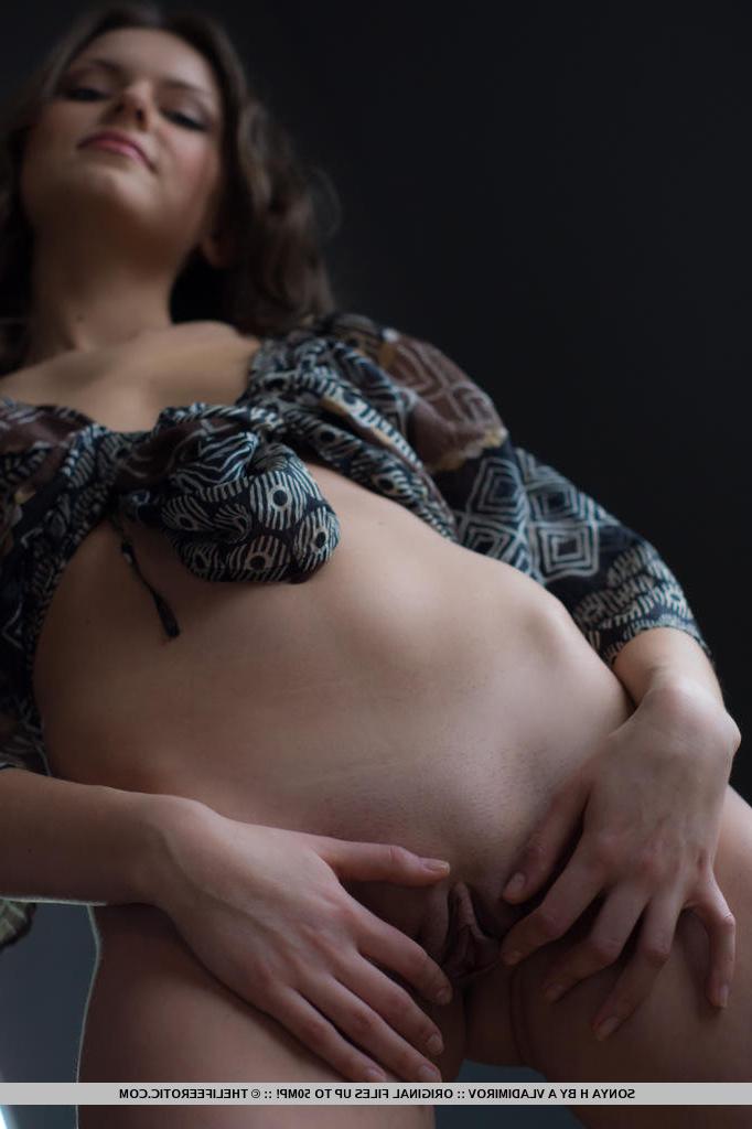 16P La guapa joven sonya h muestra su culo apretado y su hermoso coño desnuda