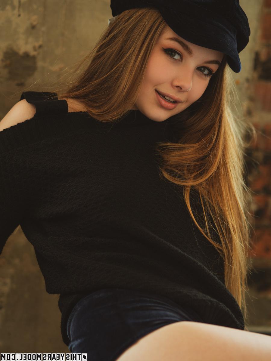 15P La belle fille Lana Lea se déshabille en portant une casquette funky.