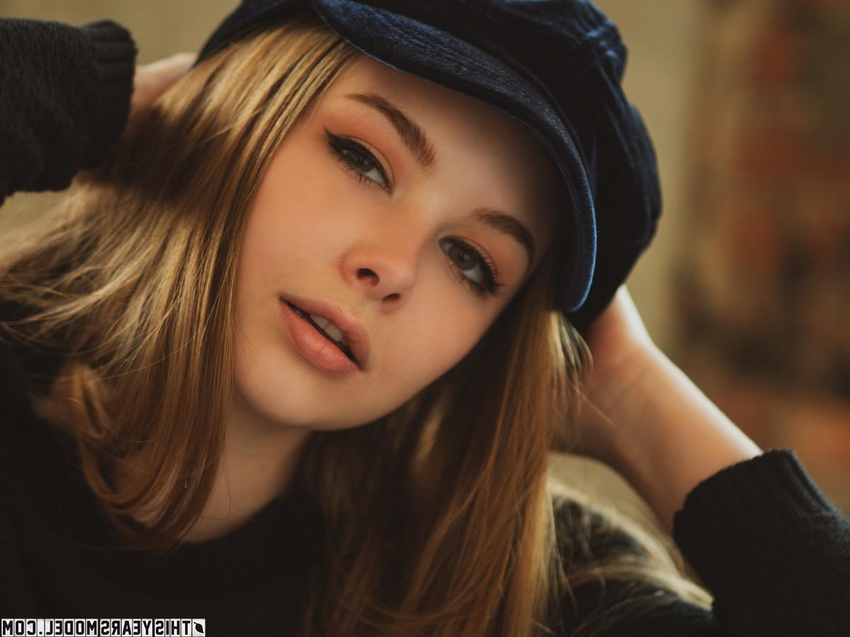 15P La belle fille Lana Lea se déshabille en portant une casquette funky.