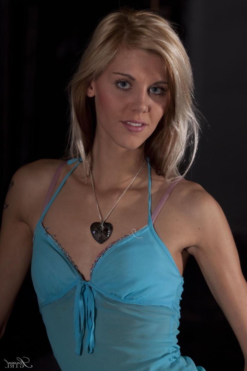 19P La belle blonde très maigre Sindy Vega pèle pour montrer sa poitrine plate et son petit cul.
