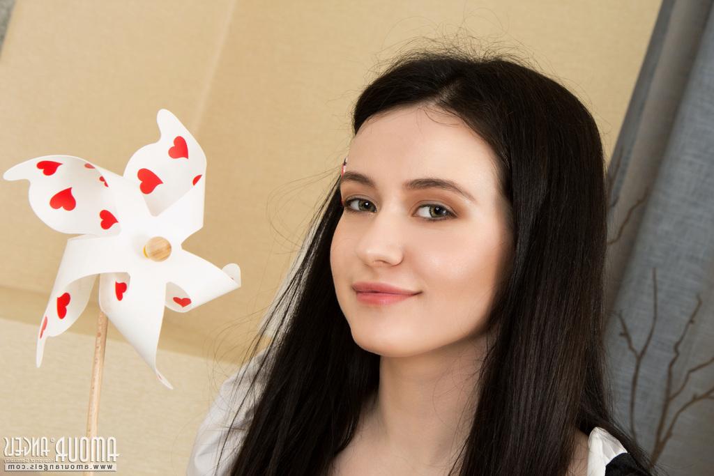 20P A adorável adolescente morena Betty fica nua com uma flor no cabelo