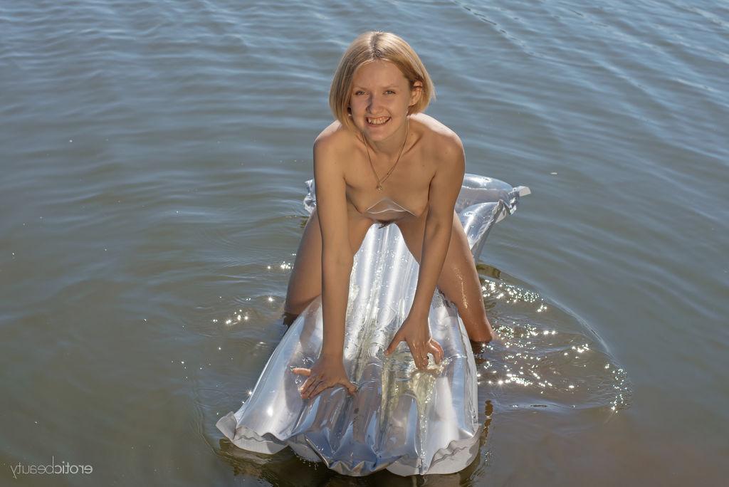 16P La joven blanca Mak se mete en el agua con un colchón de aire mientras está totalmente desnuda