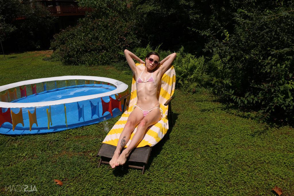 16P A adolescente magrinha Brooke Johnson fica nua em uma piscina rasa no quintal