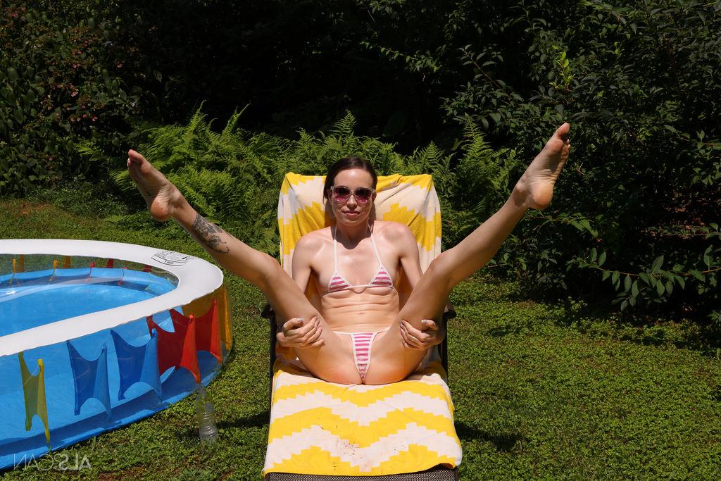 16P A adolescente magrinha Brooke Johnson fica nua em uma piscina rasa no quintal