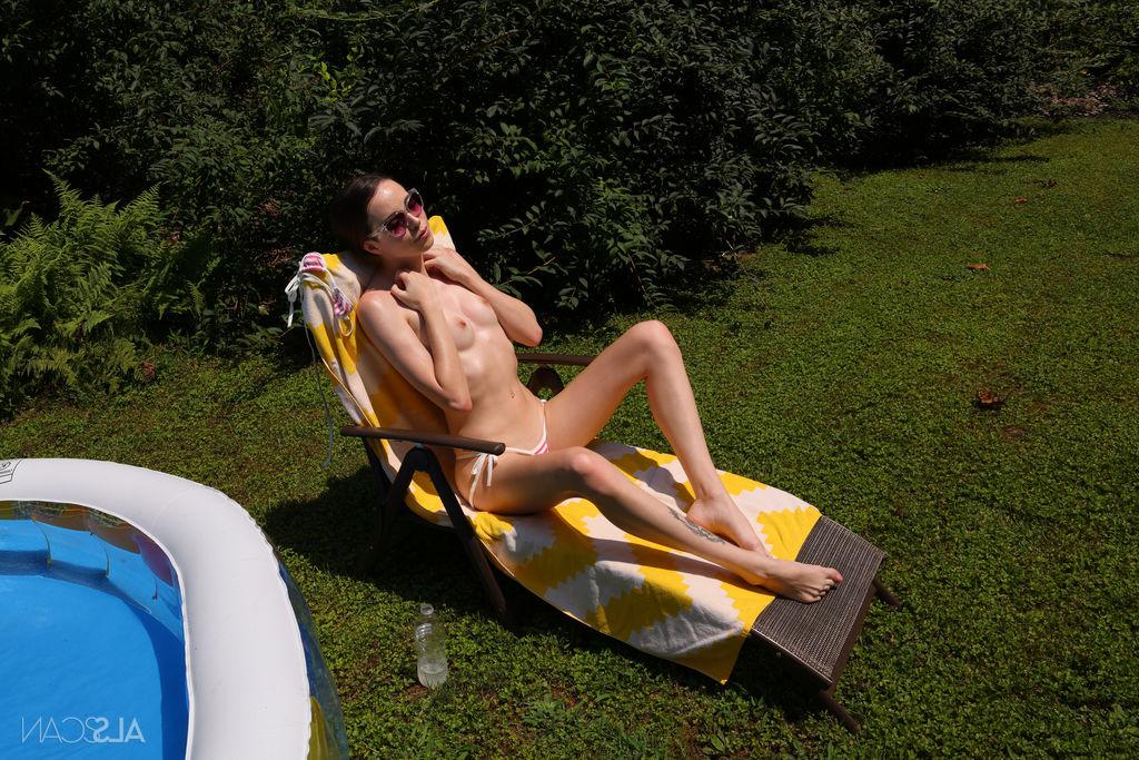 16P A adolescente magrinha Brooke Johnson fica nua em uma piscina rasa no quintal