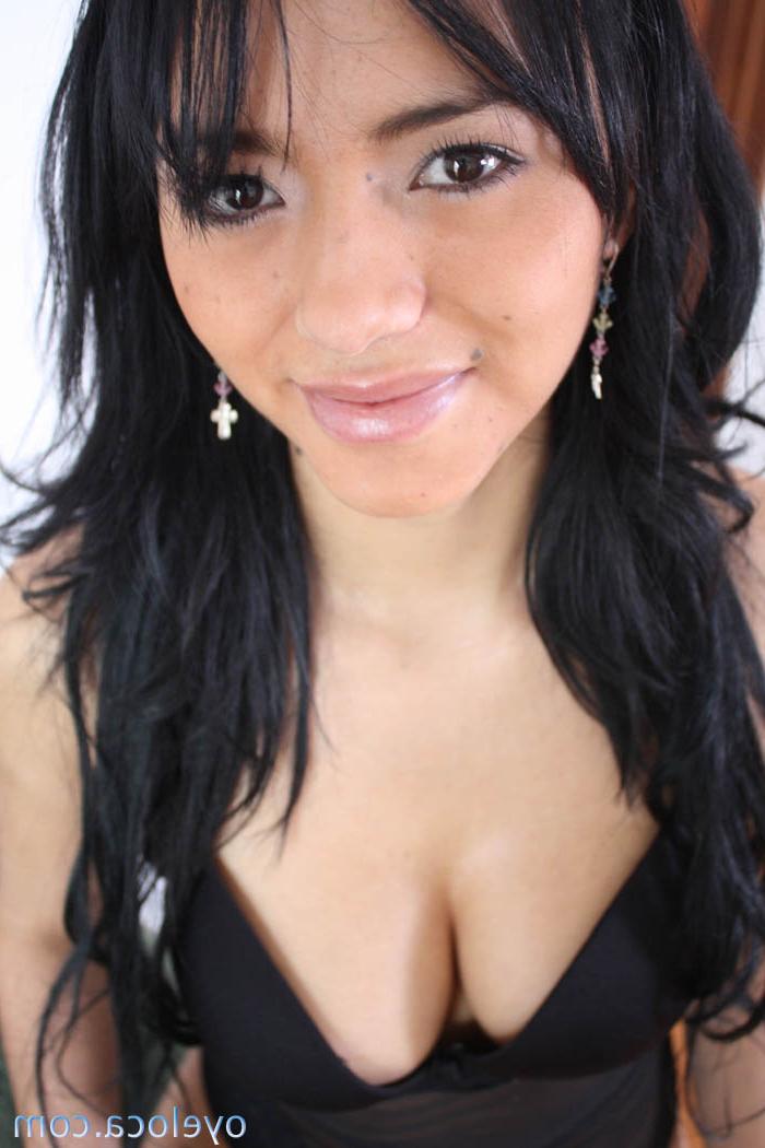 20P A sexy venezuelana Maria José deixa cair uma calcinha de renda para provocar sua bunda cheia de bolhas
