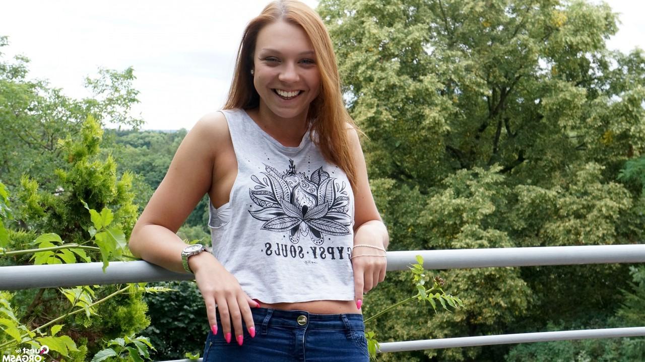17P A adolescente se masturbando Ornella Morgan aperta os mamilos enquanto vibra seu clitóris