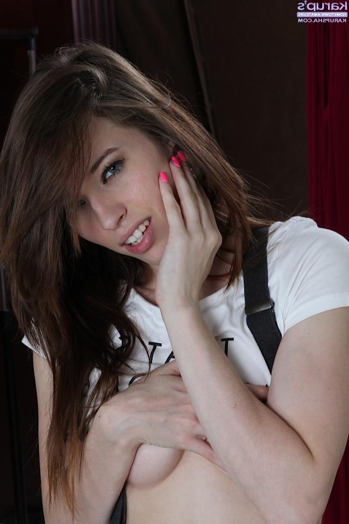 16P Das Amateur-Babe Susie Randolph posiert für das erste selbstgemachte Shooting