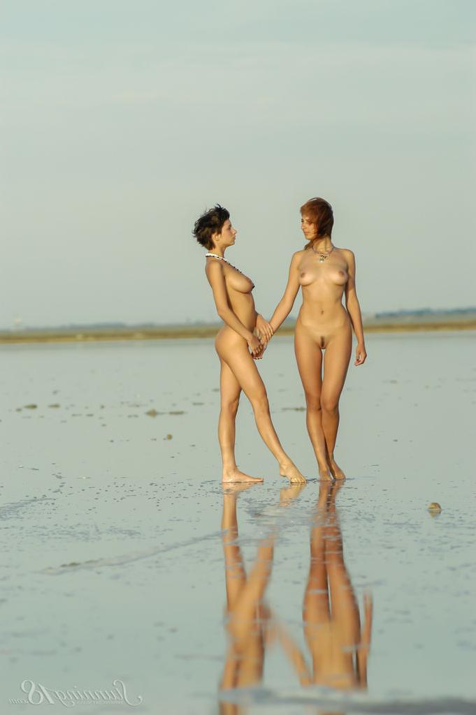 16P Las lesbianas de 18 Terentia E y Xandra E dan un paseo mientras la marea está baja