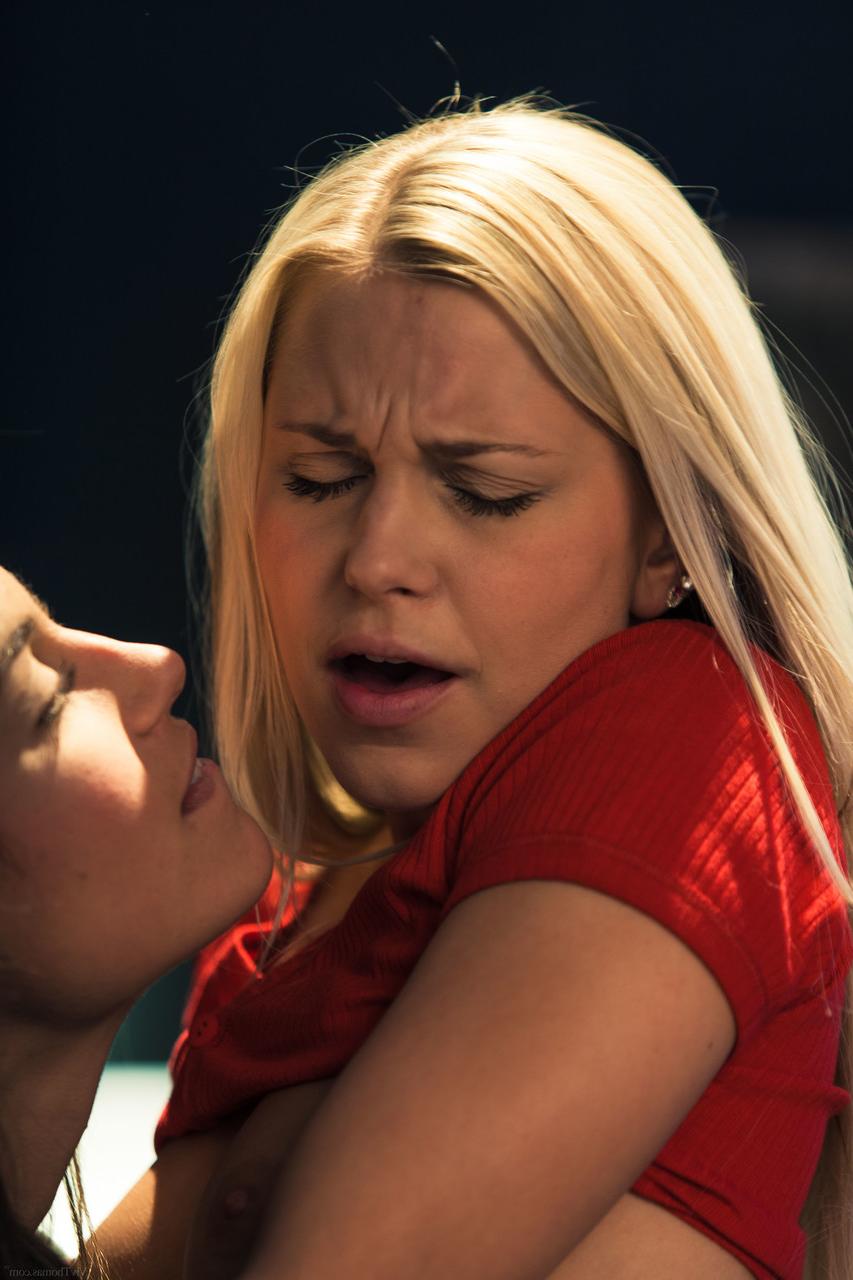 20P Hot lesbians Julia Roca and Lola A gently rub each other's beavers