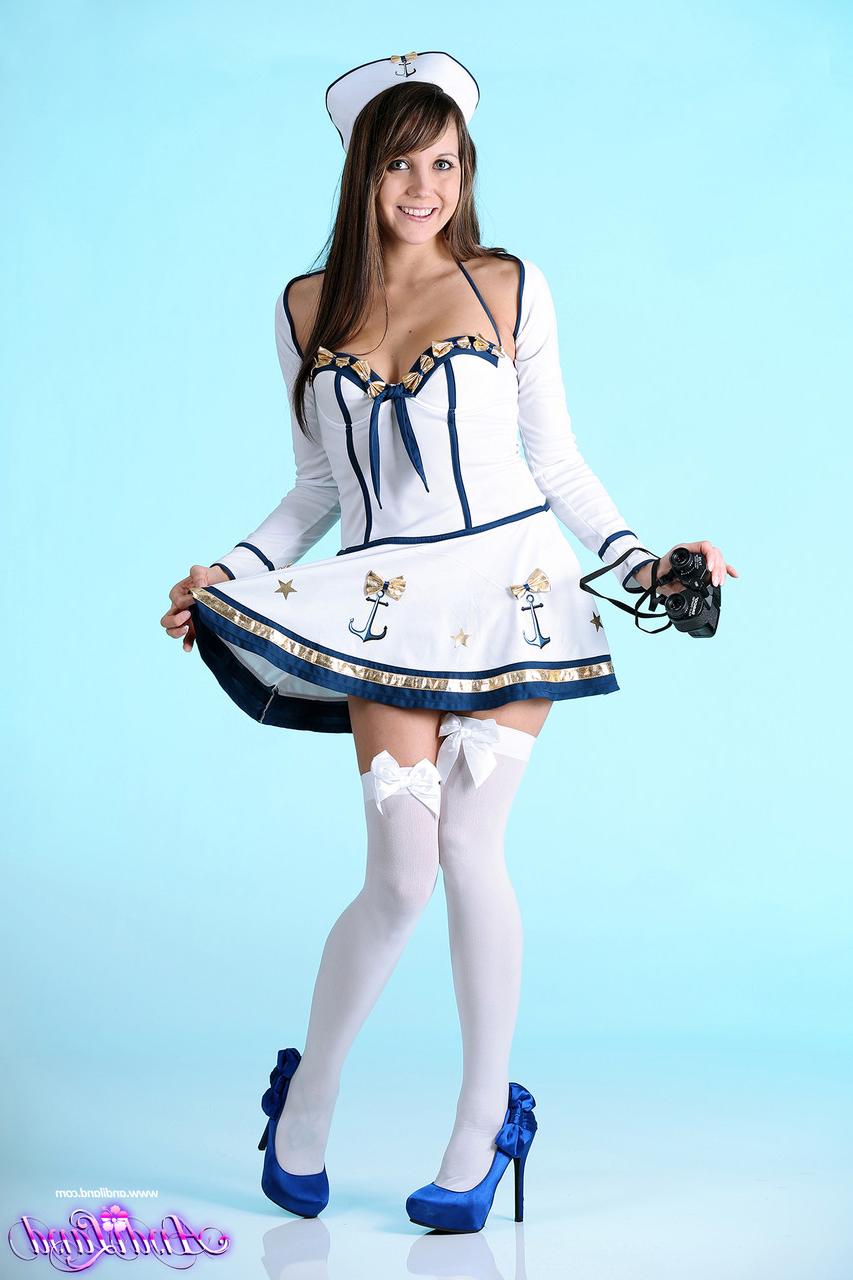15P A linda adolescente Andi Land perde os peitos e a vulva de um uniforme de marinheiro