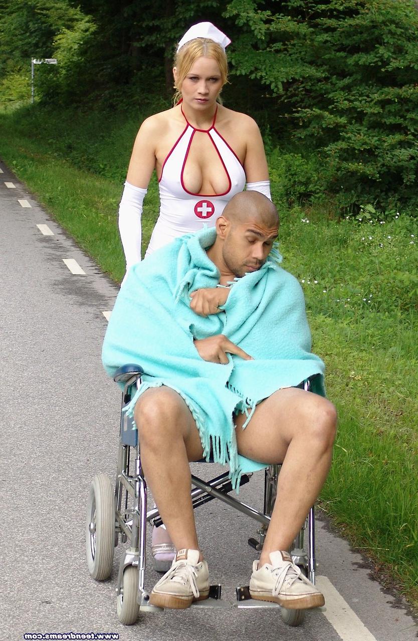 20P Une infirmière adolescente sexy veut une partie de la BBC de son patient et elle l'obtient aussi